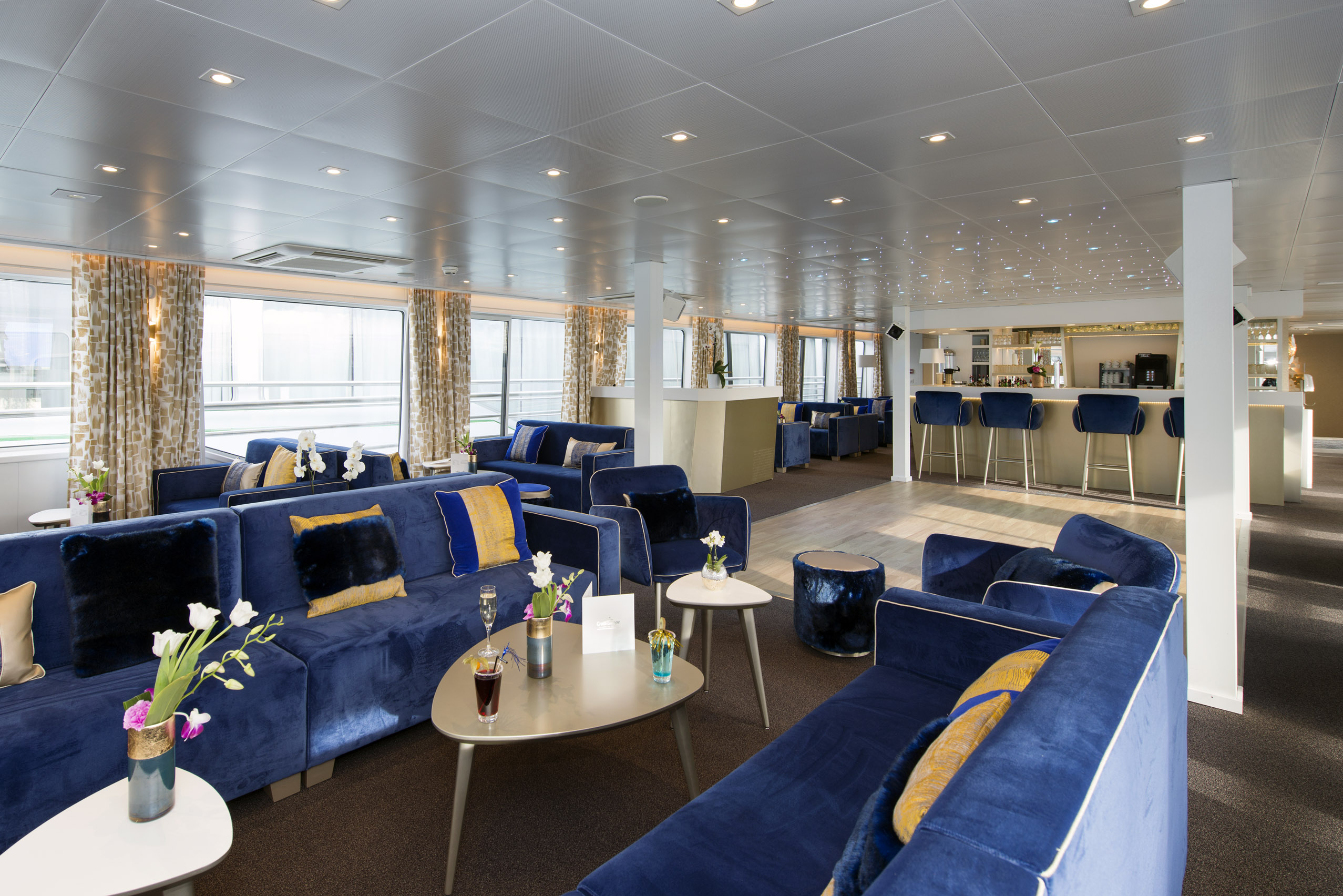 CroisiEurope MS Symphonie Bar Lounge 1.jpg